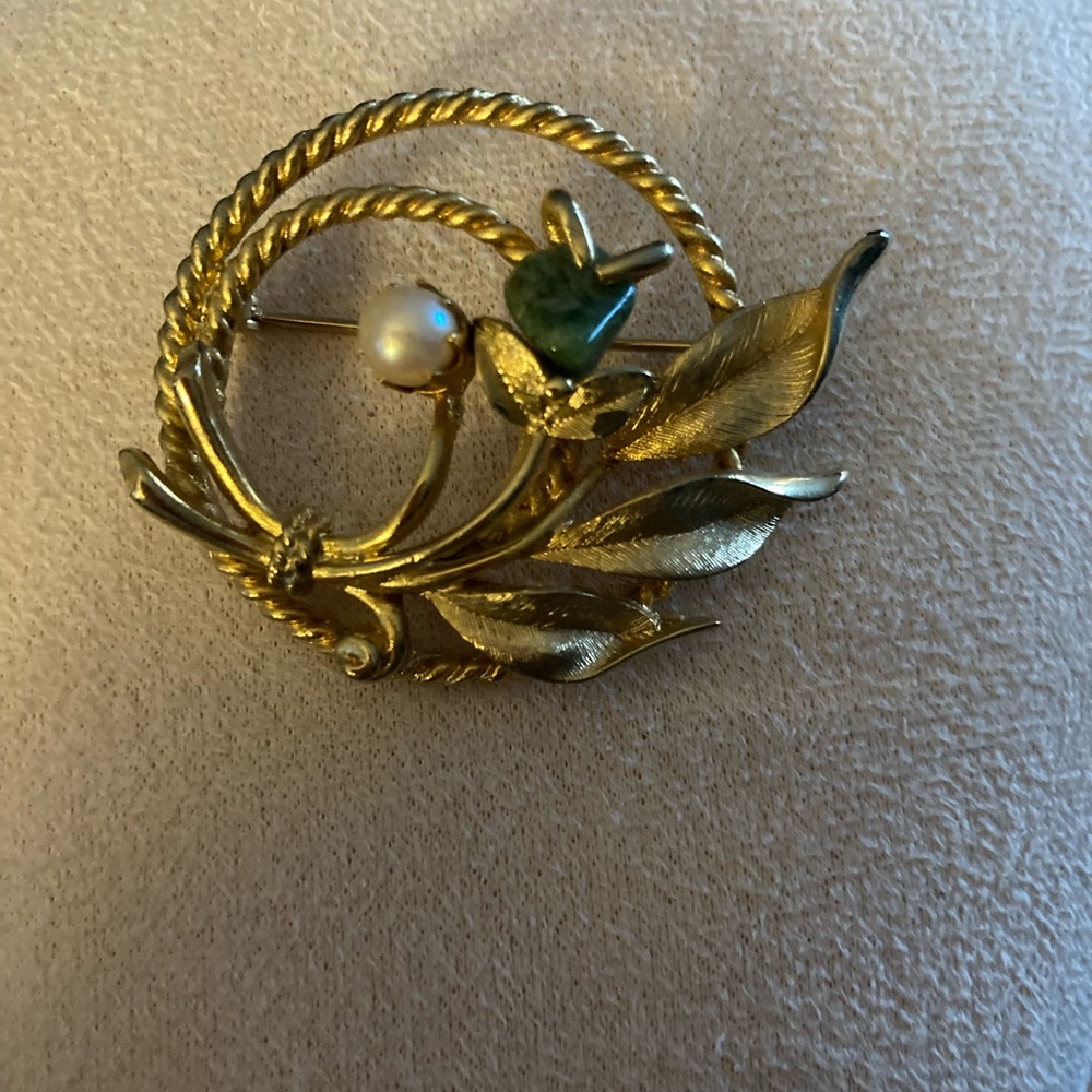 Sarah Coventry Gold and Green Leaf Brooch with Pearl Accent